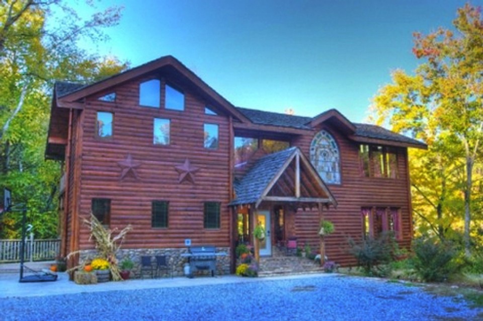 Queen of Gatlinburg | Cabins In Chalet Village